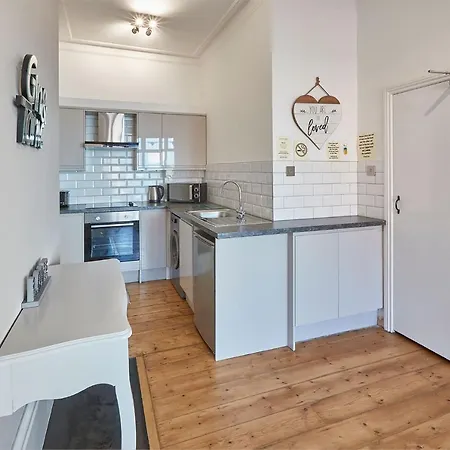 Apartment 2 At Khyber Lodge Holiday Apartments Whitby Lejlighed *